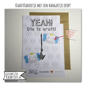 Kaartkadootje -> Hangertje TandenFee - No:07 (YEAH! Die is eruit! - Tand eruit - TandenFee groot met rokje)