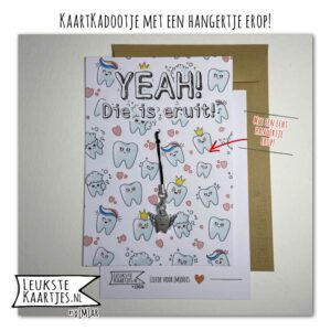 Kaartkadootje -> Hangertje TandenFee - No:03 (YEAH! Die is eruit! - Tand eruit - Tanden met tandpasta haar en hartjes)