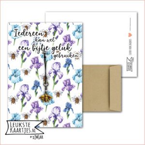 Kaartkadootje -> Hangertje Bees Bijtje - No:03 (Iedereen kan wel een bijtje geluk gebruiken - Goudkleurig hangertje - Paarse en blauwe Iris bloemen)