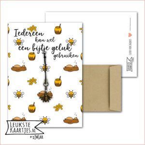 Kaartkadootje -> Hangertje Bees Bijtje - No:05 (Iedereen kan wel een bijtje geluk gebruiken - Bronskleurig hangertje - Slapende beer, Bijtjes, honing, honingraat)